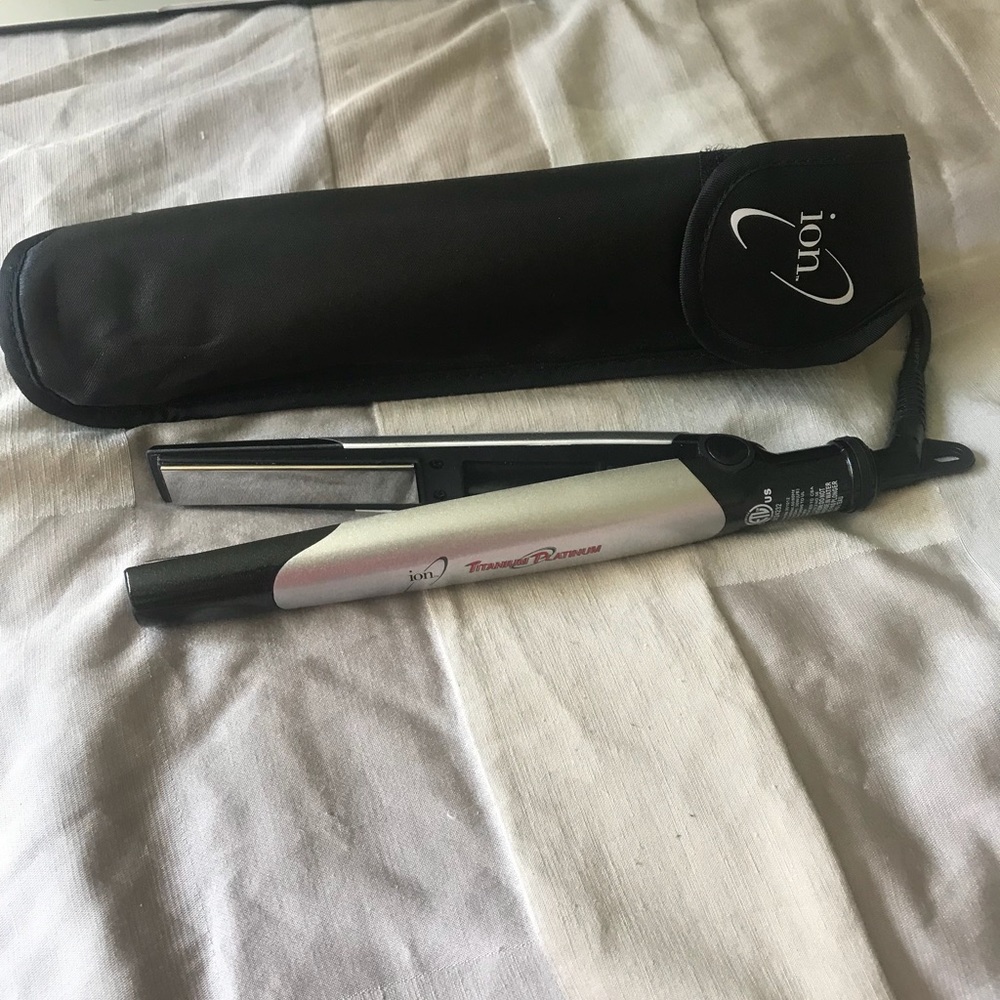 🔻Ion Titanium Platinum Travel Straightener